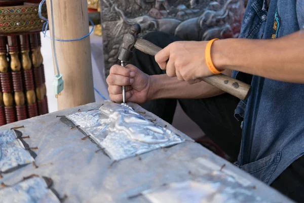 Silversmith craftsman carving elephant on a silver plate (metal — Stock Photo, Image