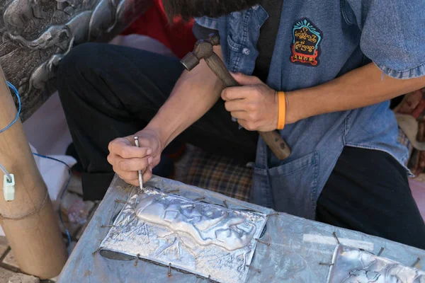 Artesano platero tallando elefante en una placa de plata (metal — Foto de Stock