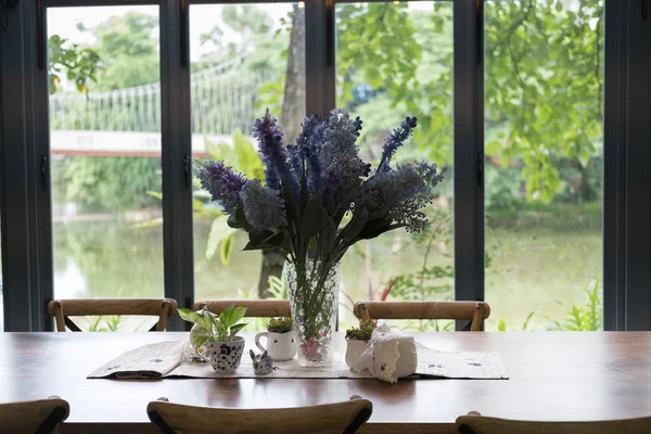 Table en bois et chaise dans la salle à manger à côté de la fenêtre avec lac et — Photo