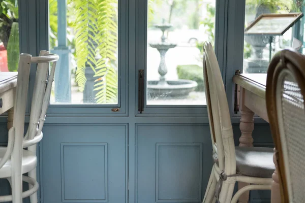 Stoel in café naast venster met uitzicht op de tuin. interieur — Stockfoto