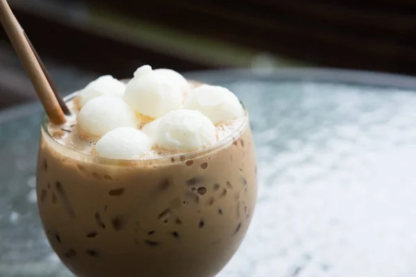 Café gelado ou bebida de mocha no copo na mesa no café — Fotografia de Stock