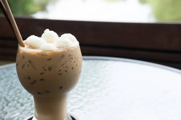 Café gelado ou bebida de mocha no copo na mesa no café — Fotografia de Stock