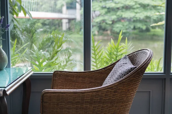 Cadeira de vime com travesseiro na sala de estar na casa moderna ao lado w — Fotografia de Stock