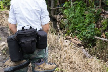 genç kadın ormandan hiking. dağda yürüyüş uzun yürüyüşe çıkan kimse. tr