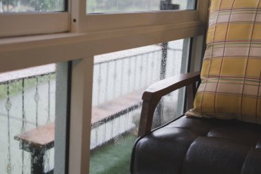 kahverengi deri koltuk ya da kanepe yakınındaki pencere rahat bahçe manzaralı