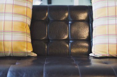 sarı yastık ve kahverengi deri koltuk Restoran o pencerede yakınındaki