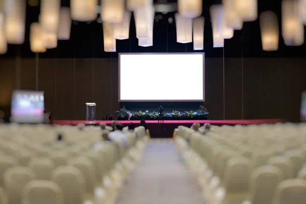 Современный интерьер конференц-зала с белыми стульями. Зал семинаров — стоковое фото