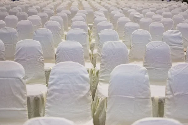 Moderno salão de conferências interior com cadeiras brancas. sala de seminários — Fotografia de Stock