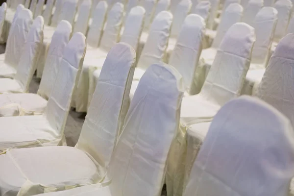 Moderno salón de conferencias interior con sillas blancas. sala de seminarios — Foto de Stock