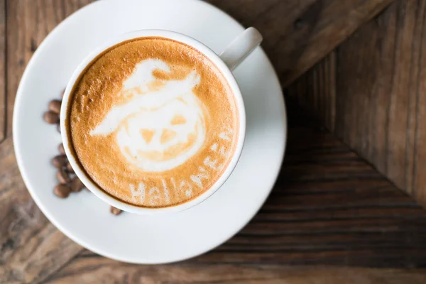Cadılar Bayramı latte sanat üzerinde sıcak cappuccino kahve beyaz kupa woo