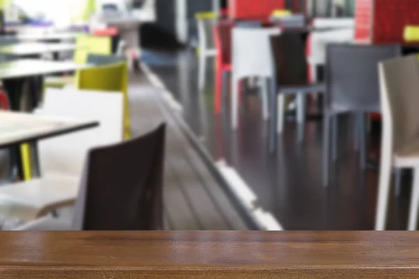 Tavolo e sedia in plastica colorata in caffetteria, ristorante, caffè — Foto Stock