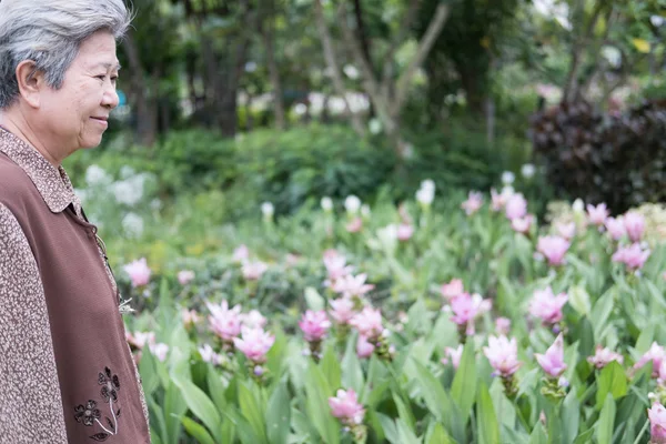 亚洲老女人站在花园里。老人高级女性休息 — 图库照片