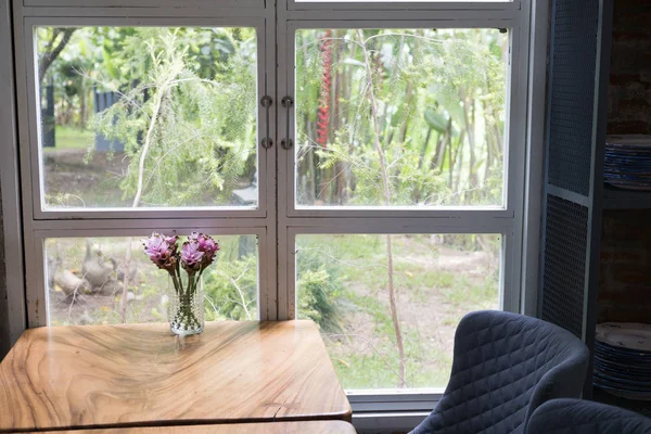 Flor de tulipa siam rosa em vaso na mesa de madeira perto da janela. decora — Fotografia de Stock