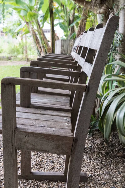Fila di vecchia sedia in legno in giardino — Foto Stock