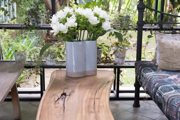 Siam tulipa flor branca em vaso sobre mesa de madeira na sala de estar nea — Fotografia de Stock