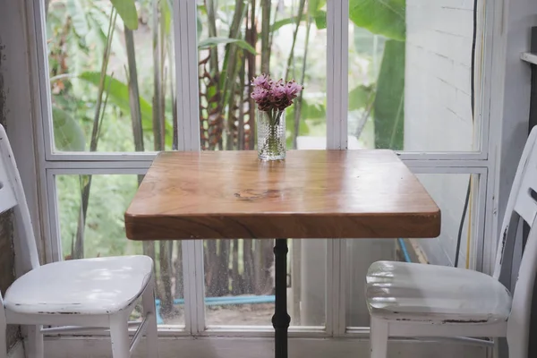 Rose fleur de tulipe siam dans un vase sur une table en bois près de la fenêtre. decora — Photo