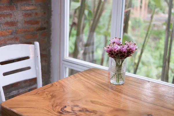Flor de tulipa siam rosa em vaso na mesa de madeira perto da janela. decora — Fotografia de Stock