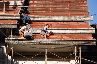 Çatı kiremit bitmemiş Tapınağı çatı tepesine montaj ustası