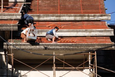 Çatı kiremit bitmemiş Tapınağı çatı tepesine montaj ustası