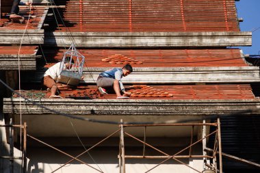 Çatı kiremit bitmemiş Tapınağı çatı tepesine montaj ustası