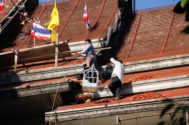 Çatı kiremit bitmemiş Tapınağı çatı tepesine montaj ustası