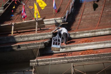 Çatı kiremit bitmemiş Tapınağı çatı tepesine montaj ustası