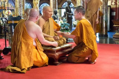 Budist rahip temiz ve toz keşiş ruhlu bornoz çıkarmak