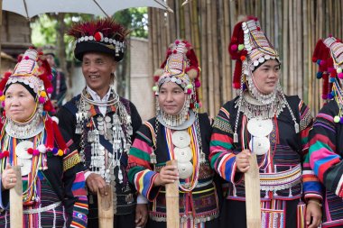 Tayland akha tepe kabile geleneksel dans sh gerçekleştirmek için bekliyor