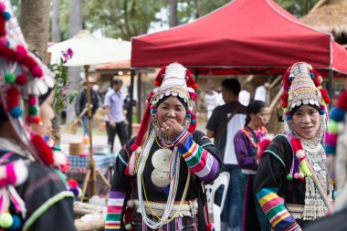 Tayland akha tepe kabile geleneksel dans sh gerçekleştirmek için bekliyor
