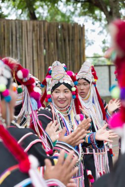 Tayland akha tepe kabile geleneksel dans sh gerçekleştirmek için bekliyor