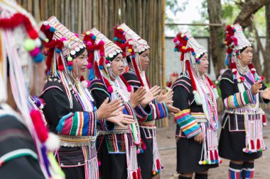 Tayland akha tepe kabile geleneksel dans sh gerçekleştirmek için bekliyor
