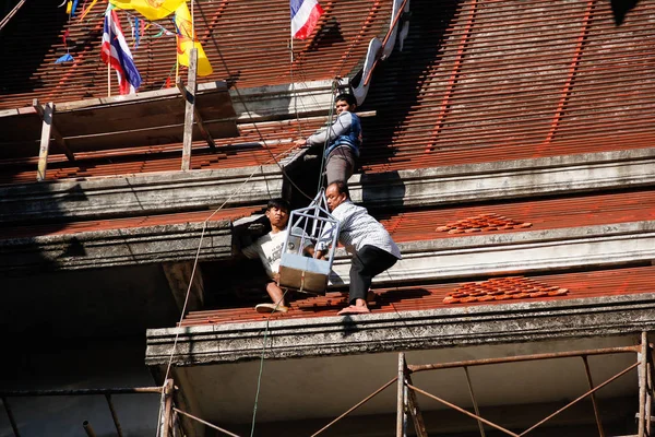 Çatı kiremit bitmemiş Tapınağı çatı tepesine montaj ustası