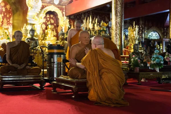 Budist rahip temiz ve toz keşiş ruhlu bornoz çıkarmak