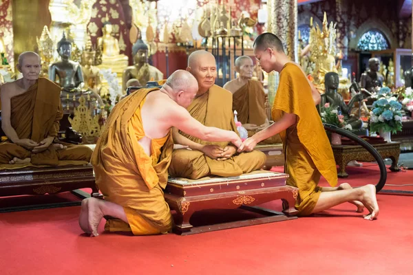 Buddhistický mnich vyčistit a odstranit prach z mnich vymodelovaní roucho — Stock fotografie