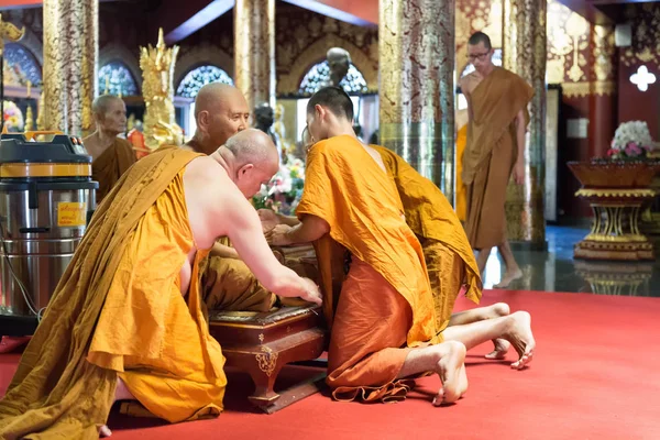 Budist rahip temiz ve toz keşiş ruhlu bornoz çıkarmak