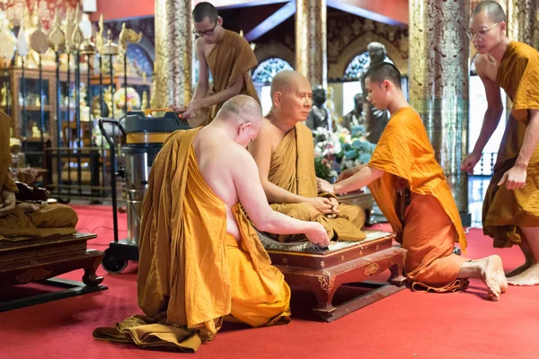 Buddhistický mnich vyčistit a odstranit prach z mnich vymodelovaní roucho — Stock fotografie