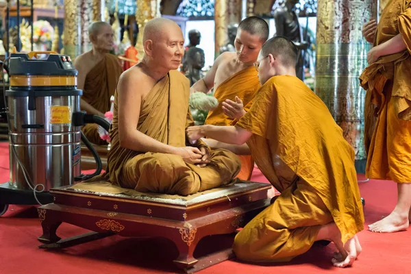 Buddhistischer Mönch reinigt und entfernt Staub aus dem Wachsmantel des Mönchs — Stockfoto