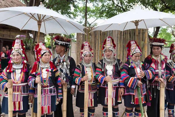 Tayland akha tepe kabile geleneksel dans sh gerçekleştirmek için bekliyor
