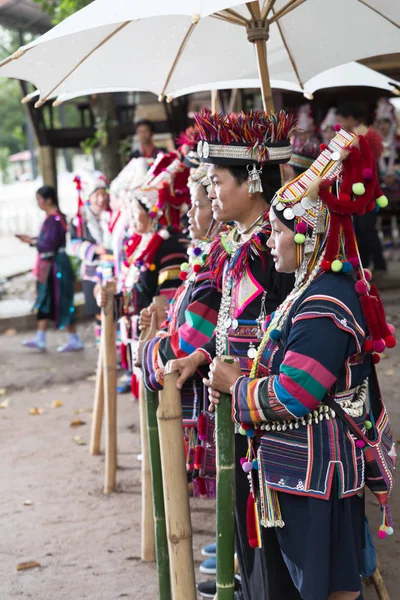 Tayland akha tepe kabile geleneksel dans sh gerçekleştirmek için bekliyor — Stok fotoğraf