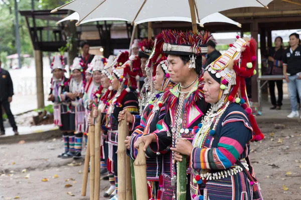 Tayland akha tepe kabile geleneksel dans sh gerçekleştirmek için bekliyor — Stok fotoğraf