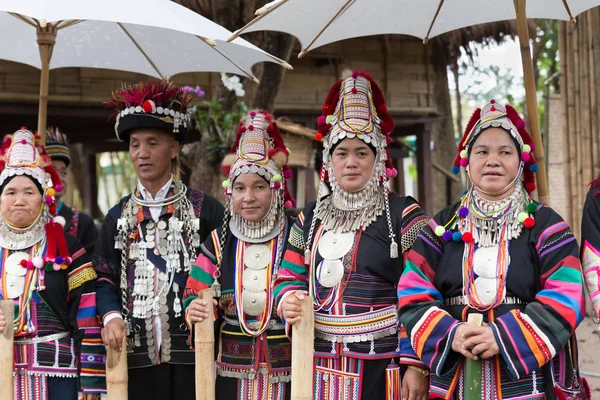 Tayland akha tepe kabile geleneksel dans sh gerçekleştirmek için bekliyor — Stok fotoğraf