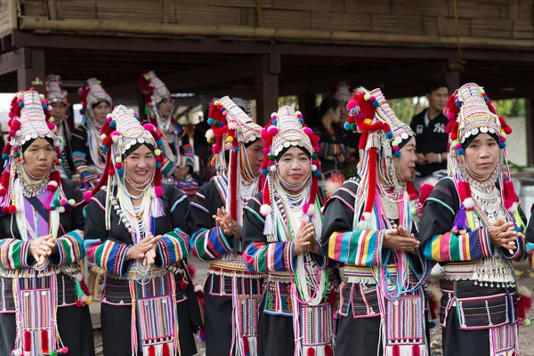 Thaiföld akha hill tribe arra vár, hogy végezze el a hagyományos tánc sh — Stock Fotó