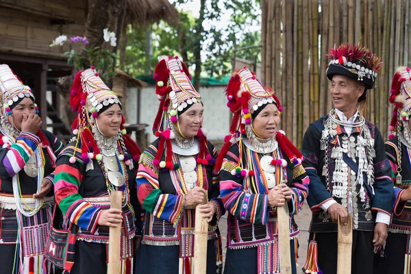 Thaiföld akha hill tribe arra vár, hogy végezze el a hagyományos tánc sh — Stock Fotó