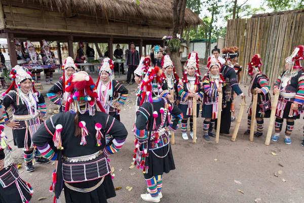 Tayland akha tepe kabile gösteren geleneksel dans turist için — Stok fotoğraf