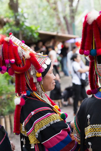 Thaïlande akha colline tribu en attente pour effectuer la danse traditionnelle sh — Photo