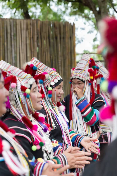 Tayland akha tepe kabile geleneksel dans sh gerçekleştirmek için bekliyor
