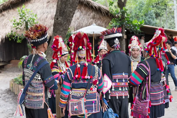 Thaiföld akha hill tribe találat hagyományos tánc a turisztikai — Stock Fotó