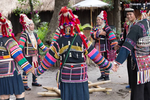 Tayland akha tepe kabile gösteren geleneksel dans turist için — Stok fotoğraf