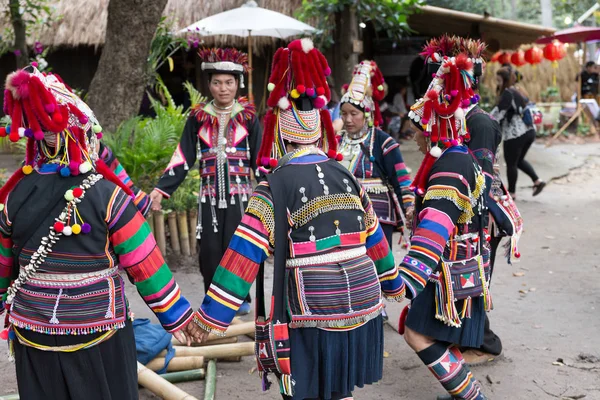 Tayland akha tepe kabile gösteren geleneksel dans turist için — Stok fotoğraf