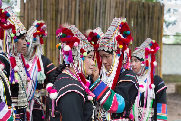 Tayland akha tepe kabile geleneksel dans sh gerçekleştirmek için bekliyor — Stok fotoğraf